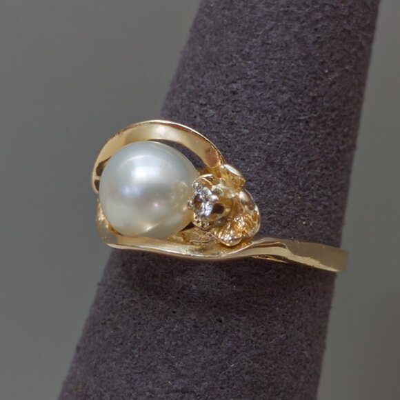 14K Gold Pearl Ring with Diamond Flower Accent - Picture 3 of 15